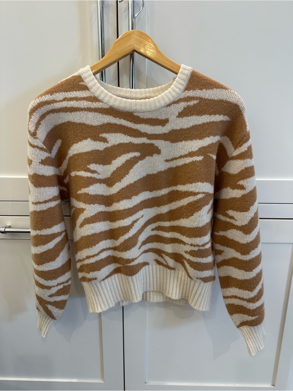 Animal print Women’s tan and white sweater size Small